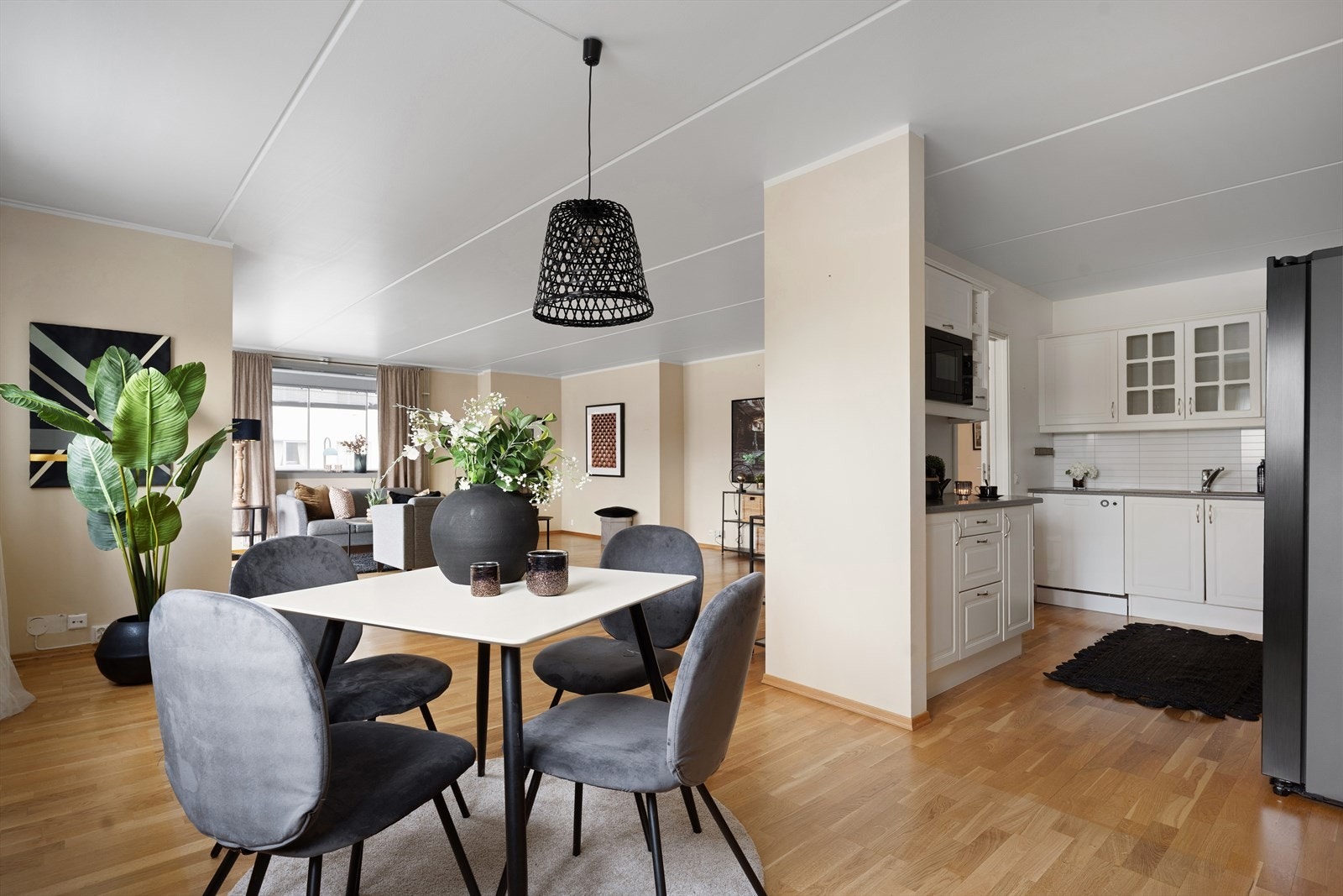 Åpen løsning mellom kjøkken og spisestue gir en sosial og praktisk flyt i hverdagen Galleribilde