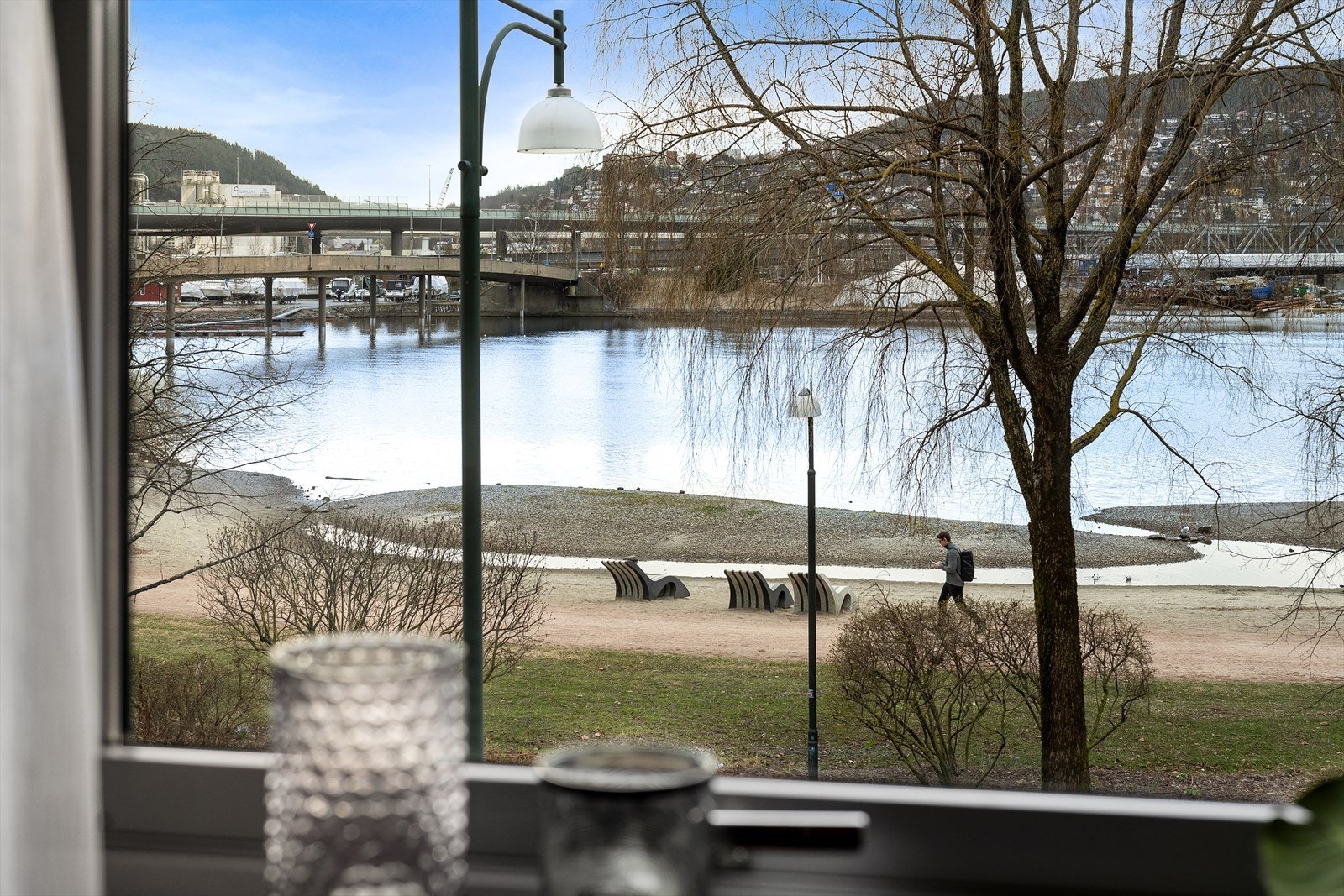 Fra spisestuen har du flott utsikt over Drammenselva. Galleribilde