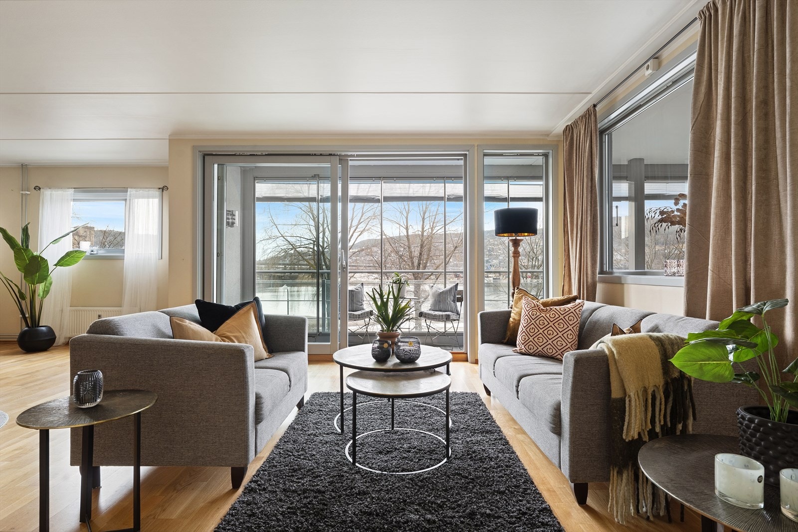 Christoffer Mazarino ved Eiendomsmegler 1 har gleden av å presentere denne svært innbydende og romslige leiligheten i Sankt Halvards gate 1 G Galleribilde