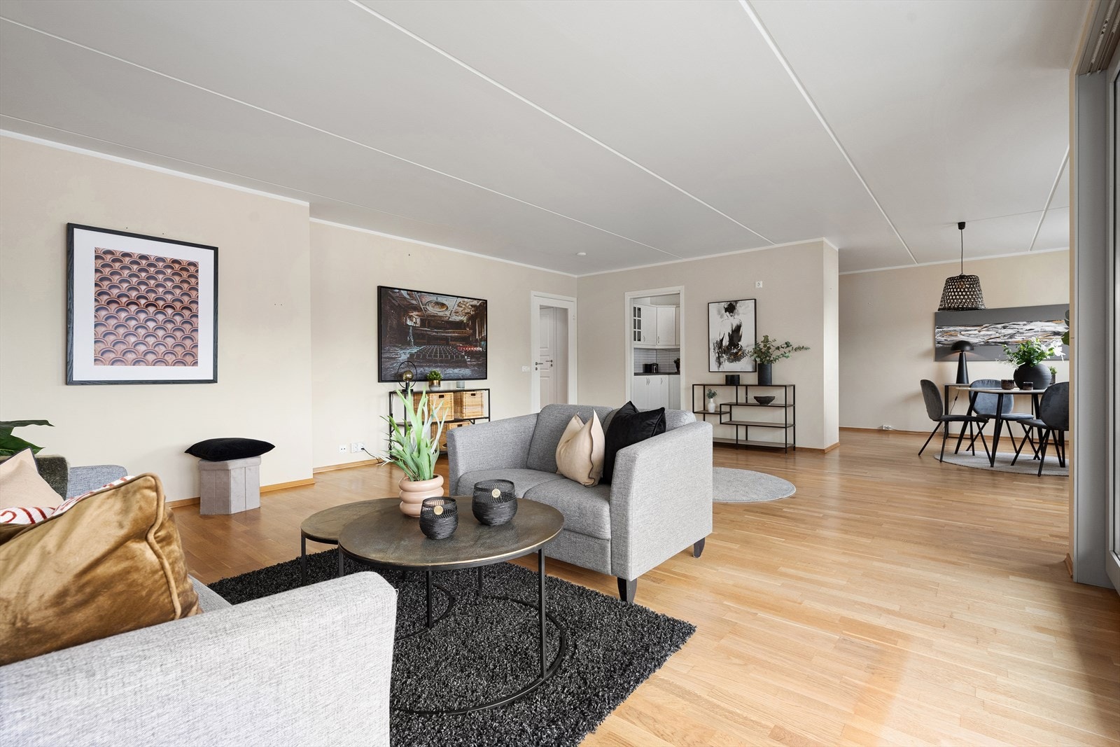 En lun og sosial sone med nydelig utsyn - her kan du følge med på årstidene som skifter rett utenfor. Galleribilde