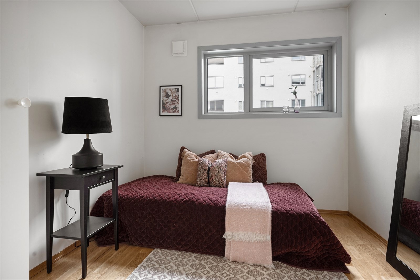 Soverom 2 er utstyrt med tradisjonelt garderobeskap og god plass til seng. Galleribilde