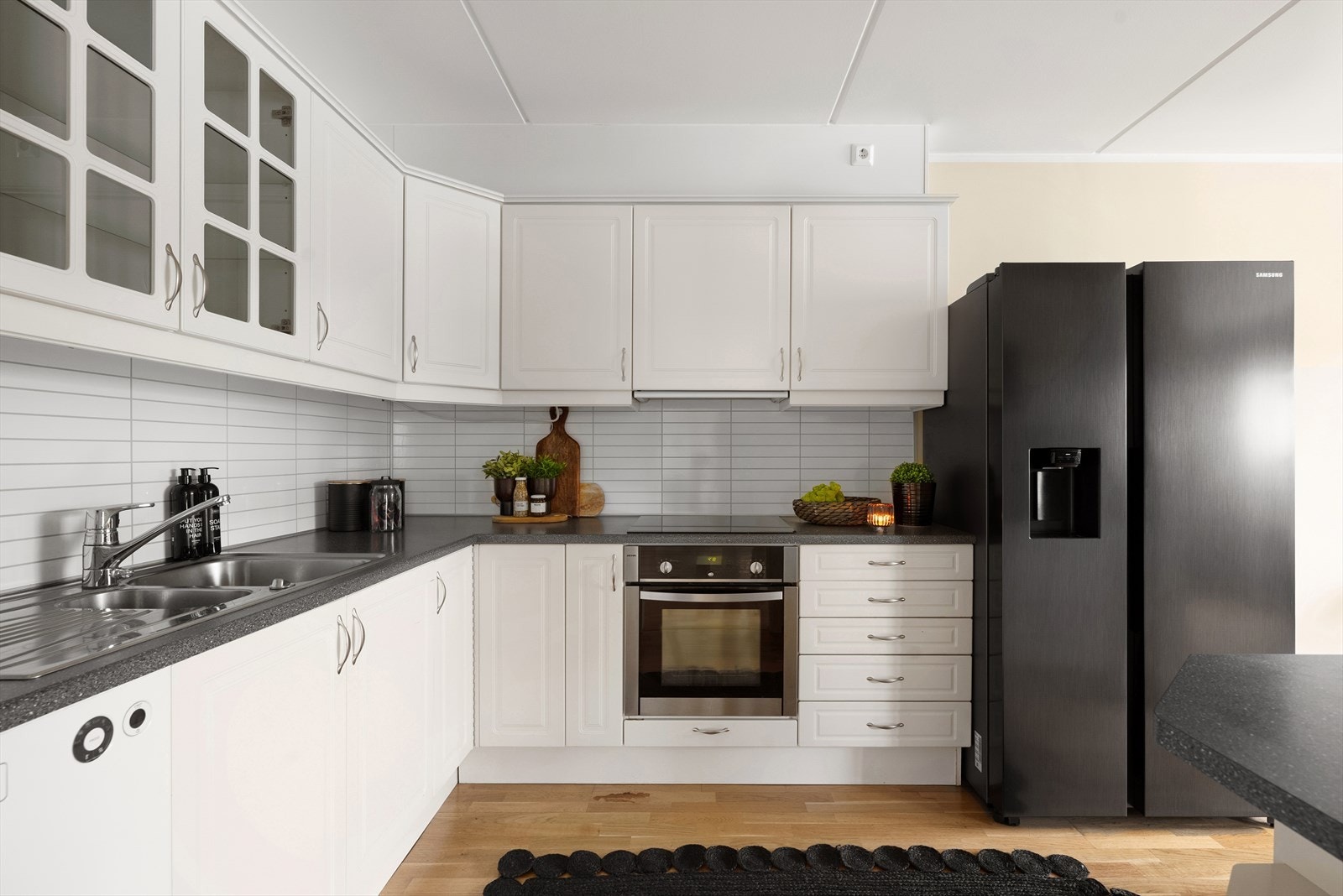 Luftig og delikat kjøkken med åpning mot spiseplassen og utsikt mot Drammenselven Galleribilde