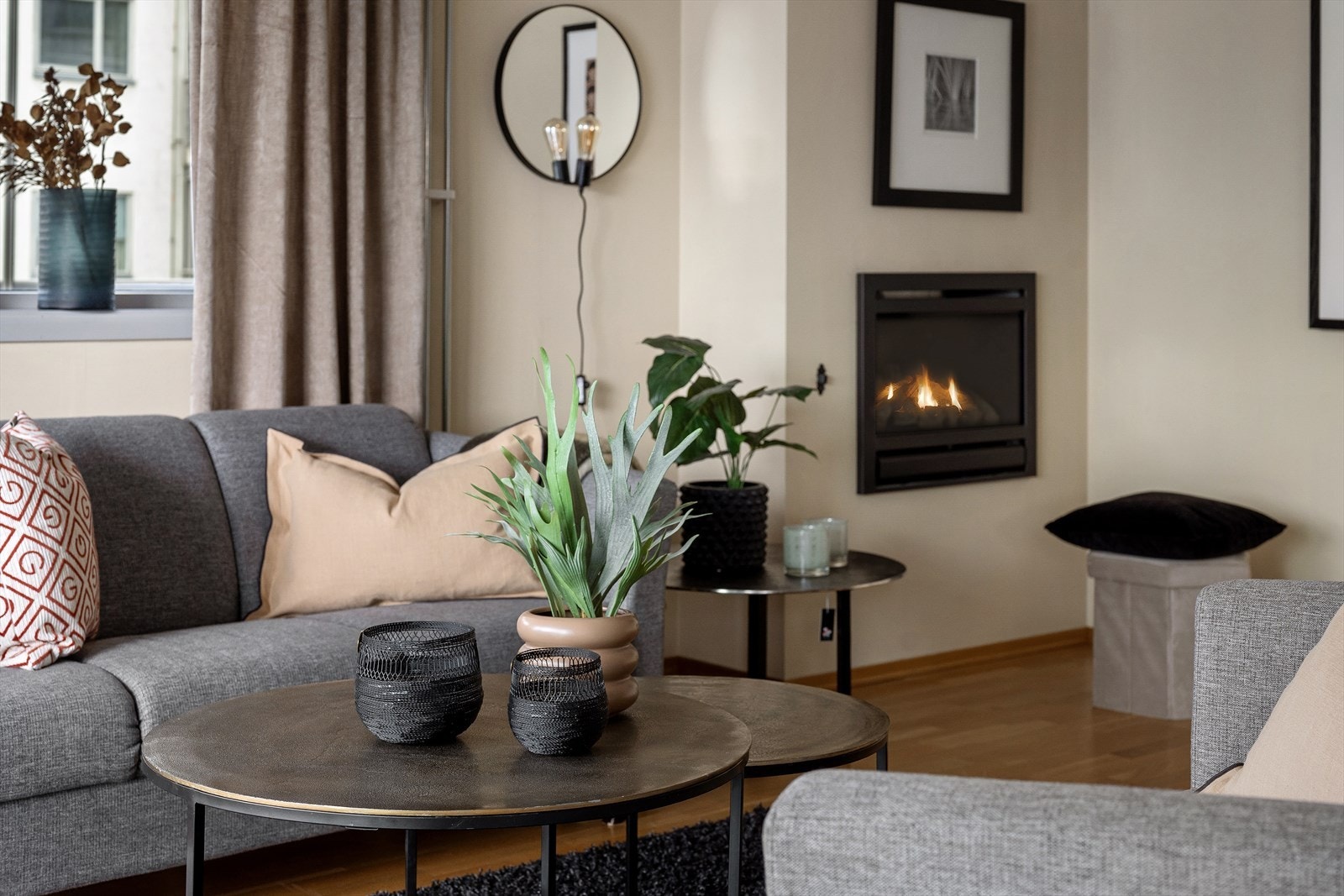 Peisen gir både varme og visuell ro til rommet - perfekt kombinert med moderne teksturer. Galleribilde