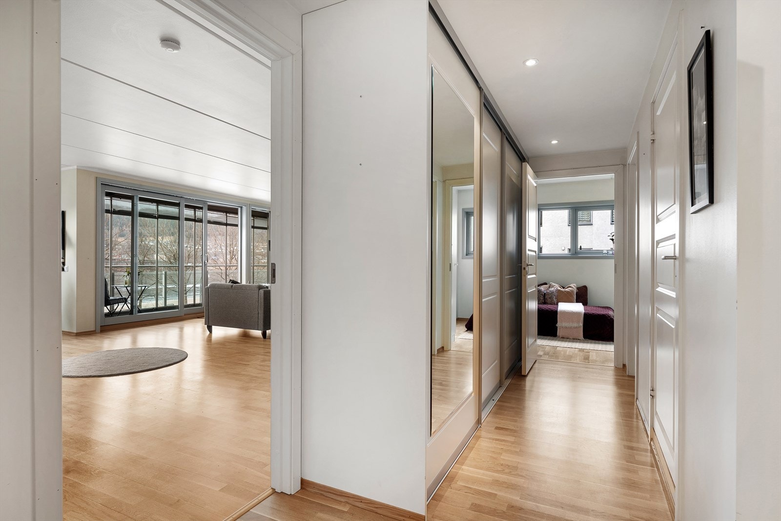 Det er enda et garderobeskap i mellomgangen for enda mer oppbevaringsplass. Galleribilde