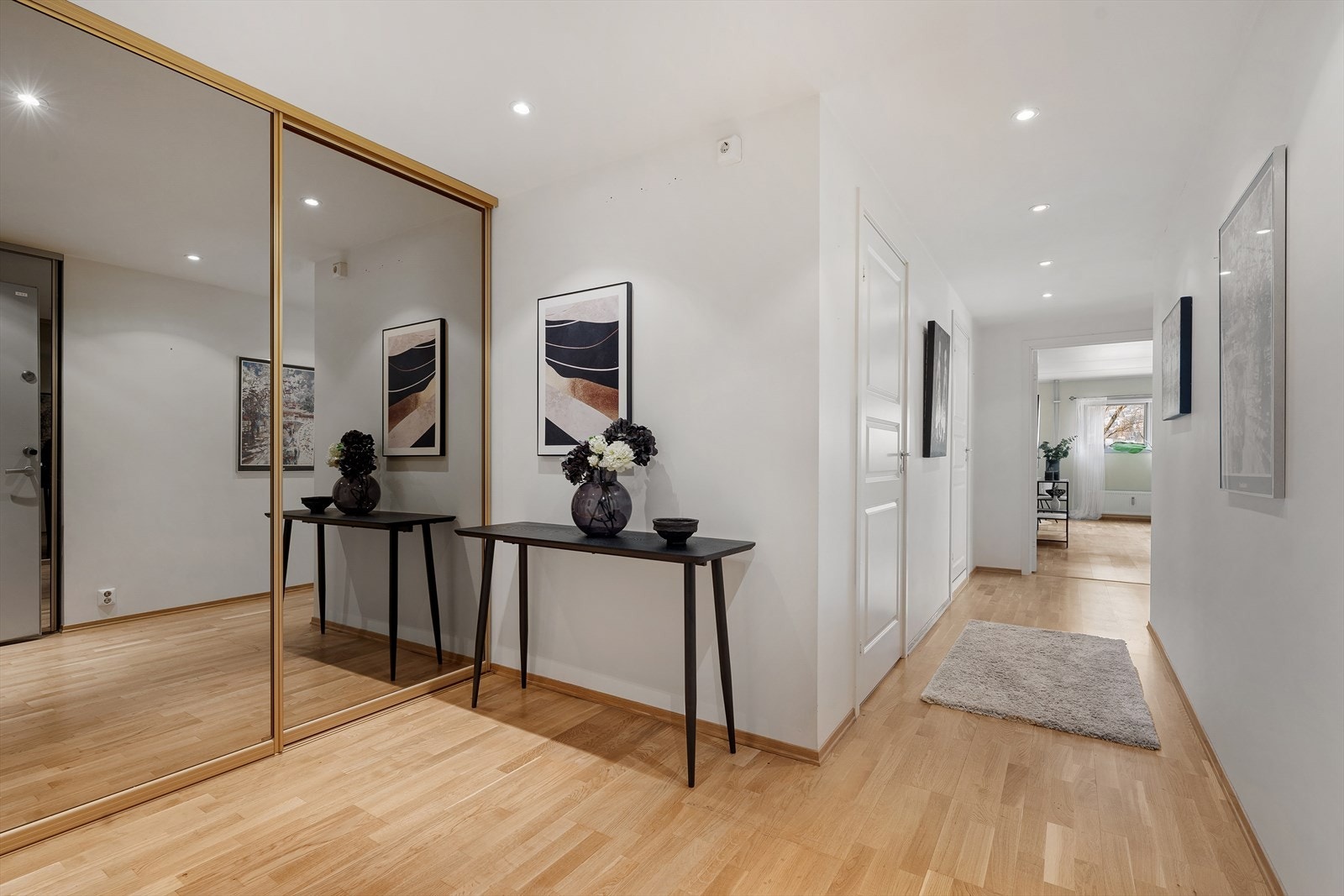 Velkommen inn - I entréen er det et stort garderobeskap med plass for å henge fra seg yttertøy. Galleribilde