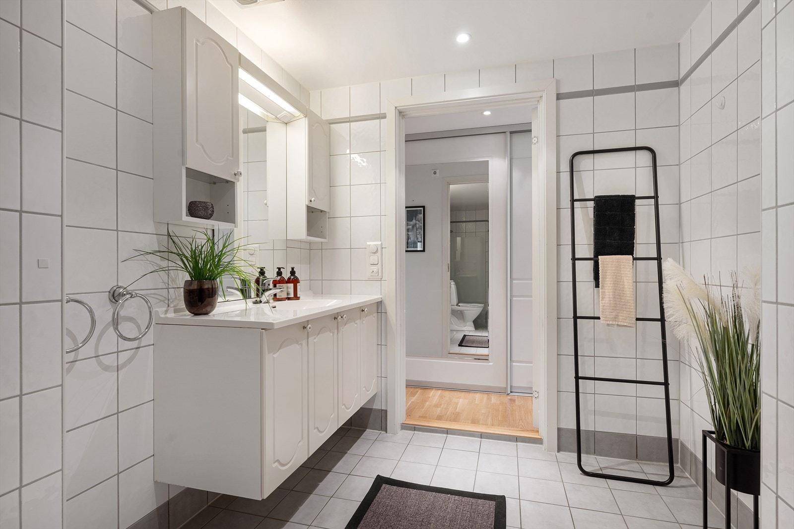 Bad 1: Baderomsinnredning med rikelig lagringsplass og servant. Galleribilde