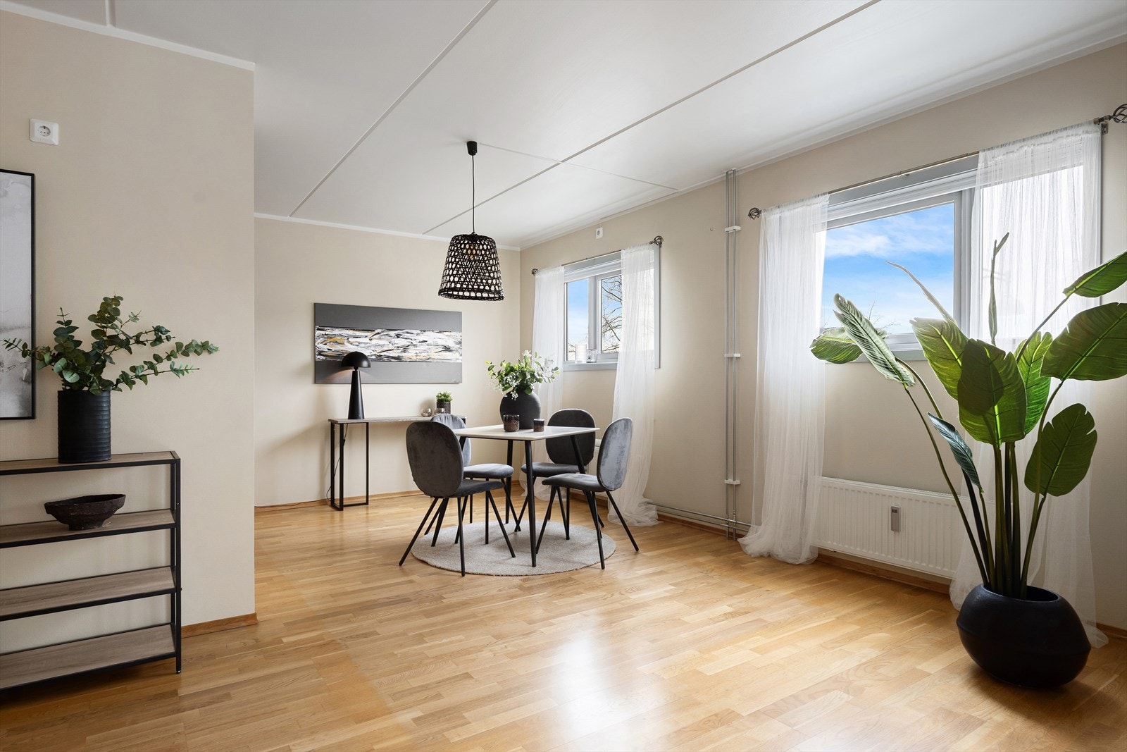 Det dannes en naturlig sone for spisestue mellom stuen og kjøkkenet. Galleribilde