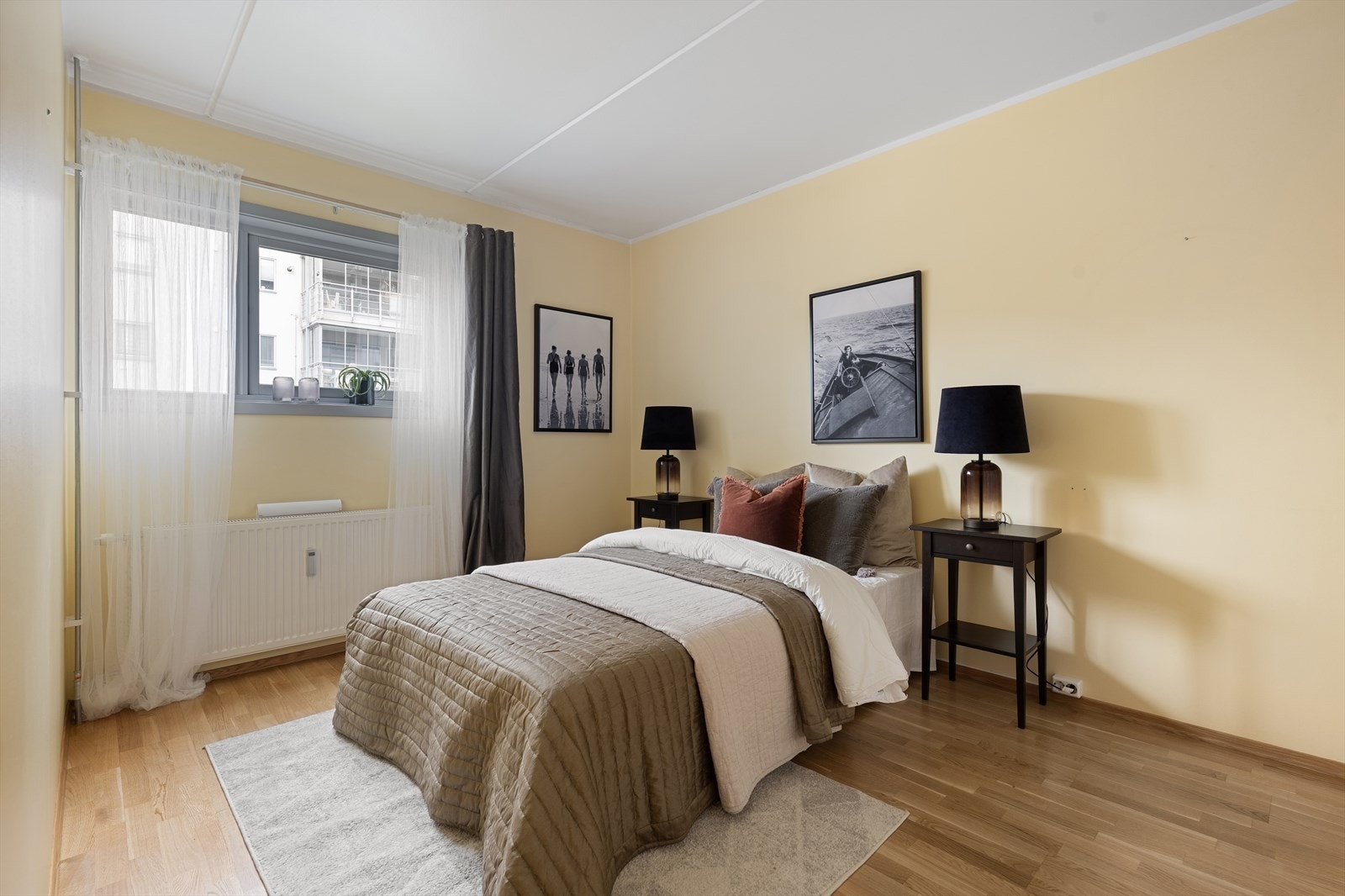 Boligen har i dag to romslige soverom, begge med god plass til garderobeløsninger. Galleribilde