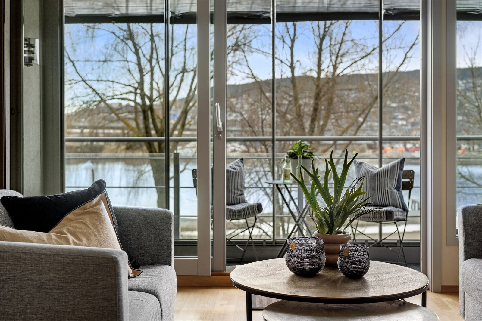 Fra stuen er det adkomst til den innglassete balkongen. Galleribilde