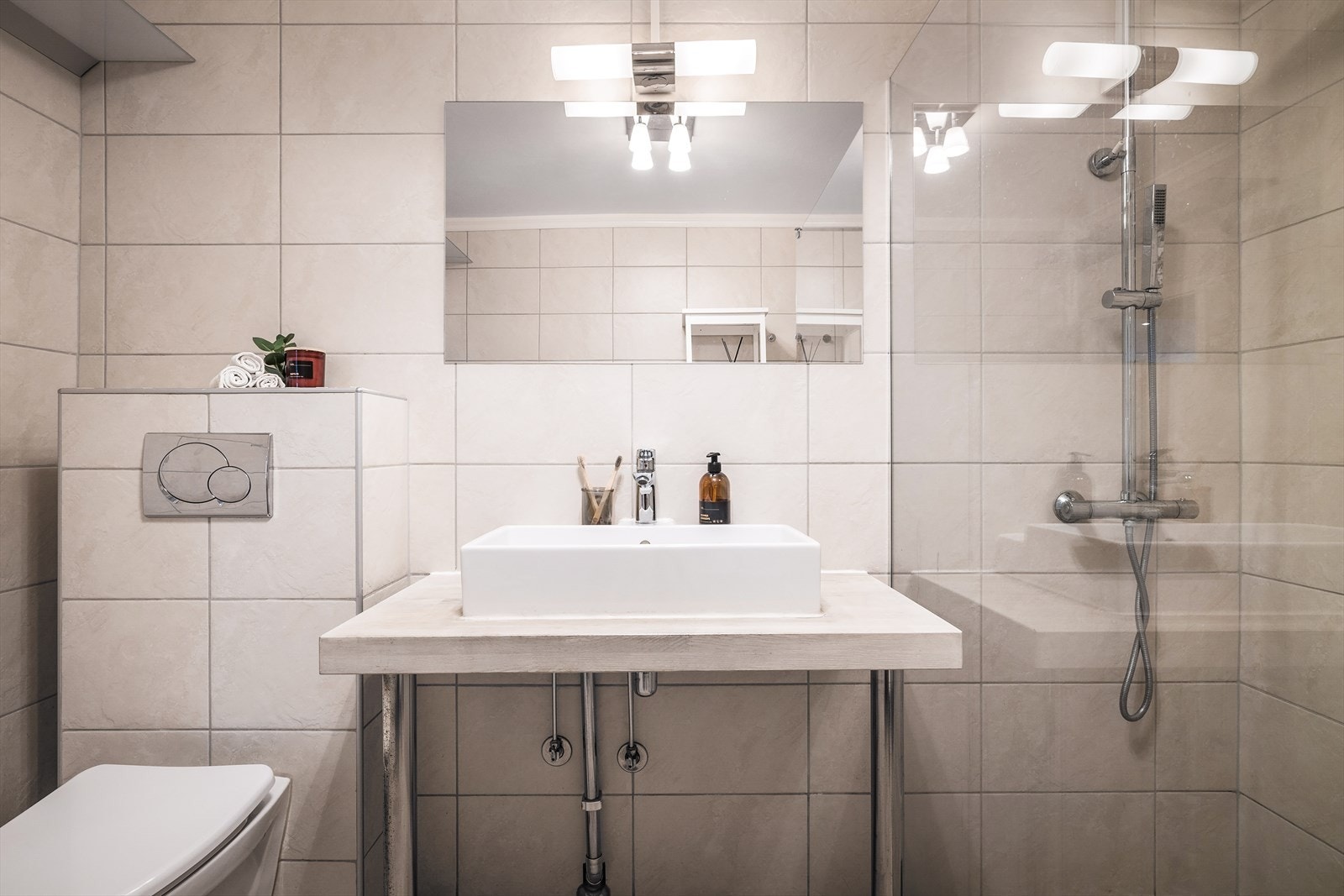 Det er felles vaskerom i førsteetasje med både vaskemaskin, tørketrommel og eget tørkerom Galleribilde