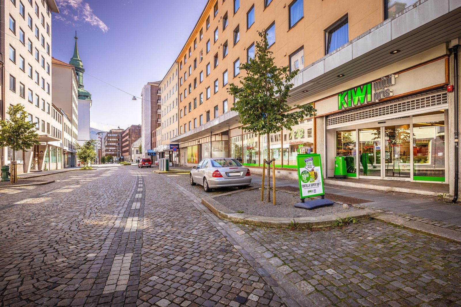 Like utenfor gatedøren er det flere dagligvarebutikker og restauranter Galleribilde