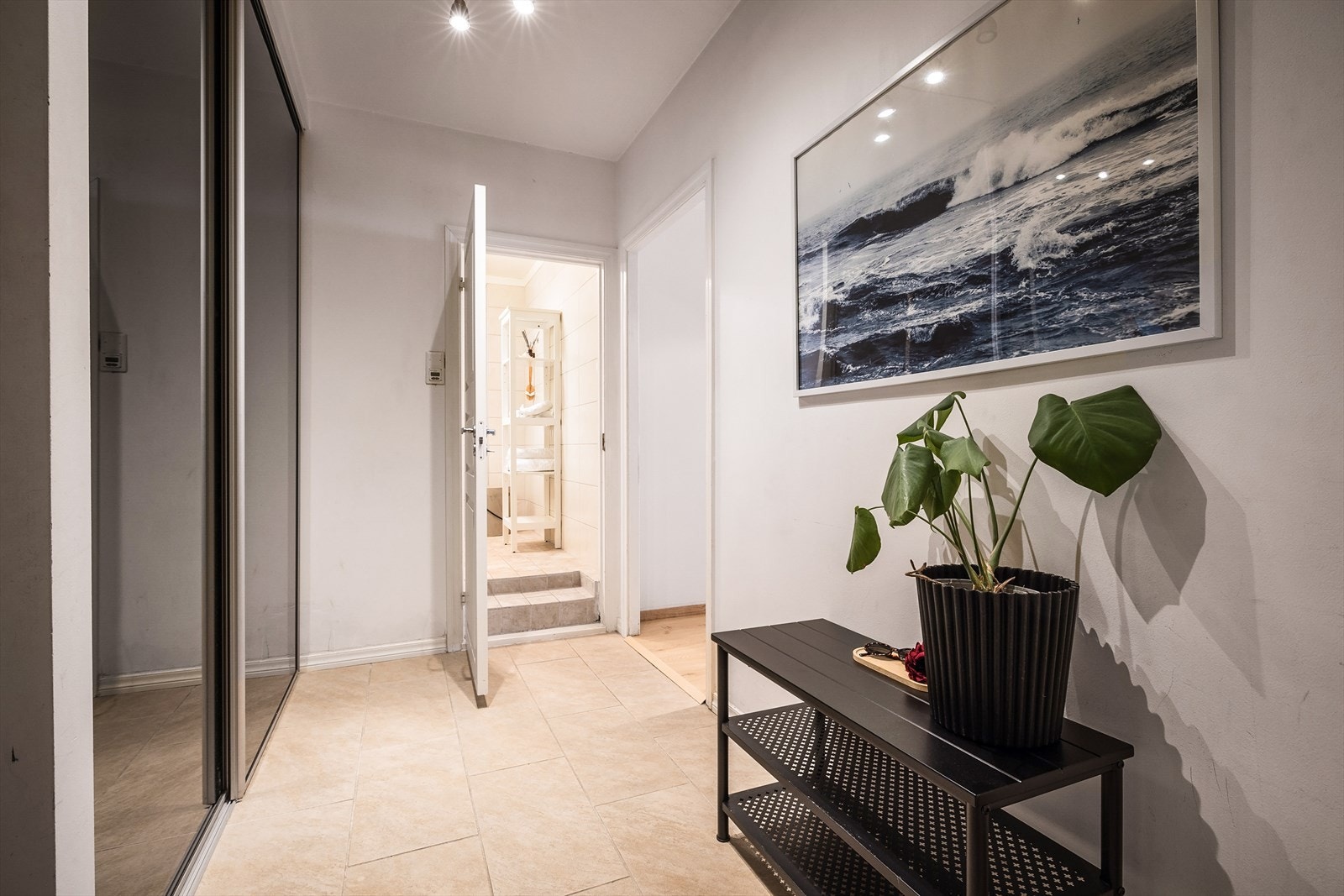Leiligheten har en innbydende entrè med flislagt gulv og skyvedørsgarderobe. Det er plass til ytterligere klesoppheng skulle behovet være der. Galleribilde