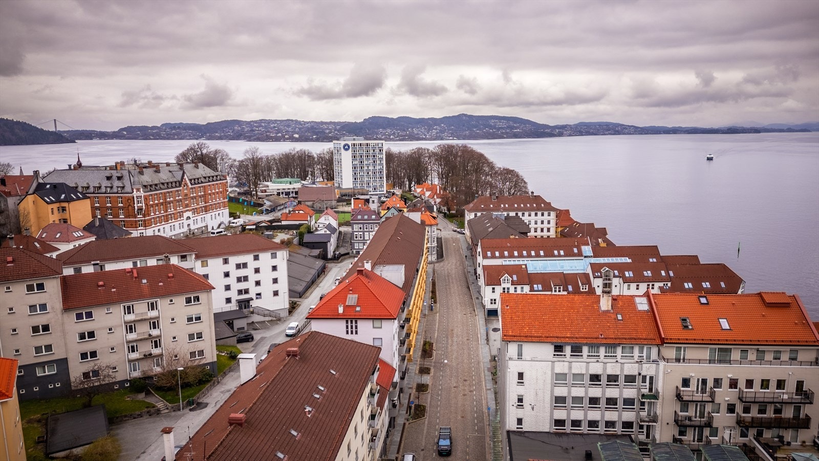 Fra Strandgaten 225 er man i Nordnesparken på ca 5 min. Her bader man på Nordnessjøbad, enten i oppvarmet basseng eller i sjøen. Akvariet ligger også her, og er et av Bergens best besøkte turistattraksjon Galleribilde