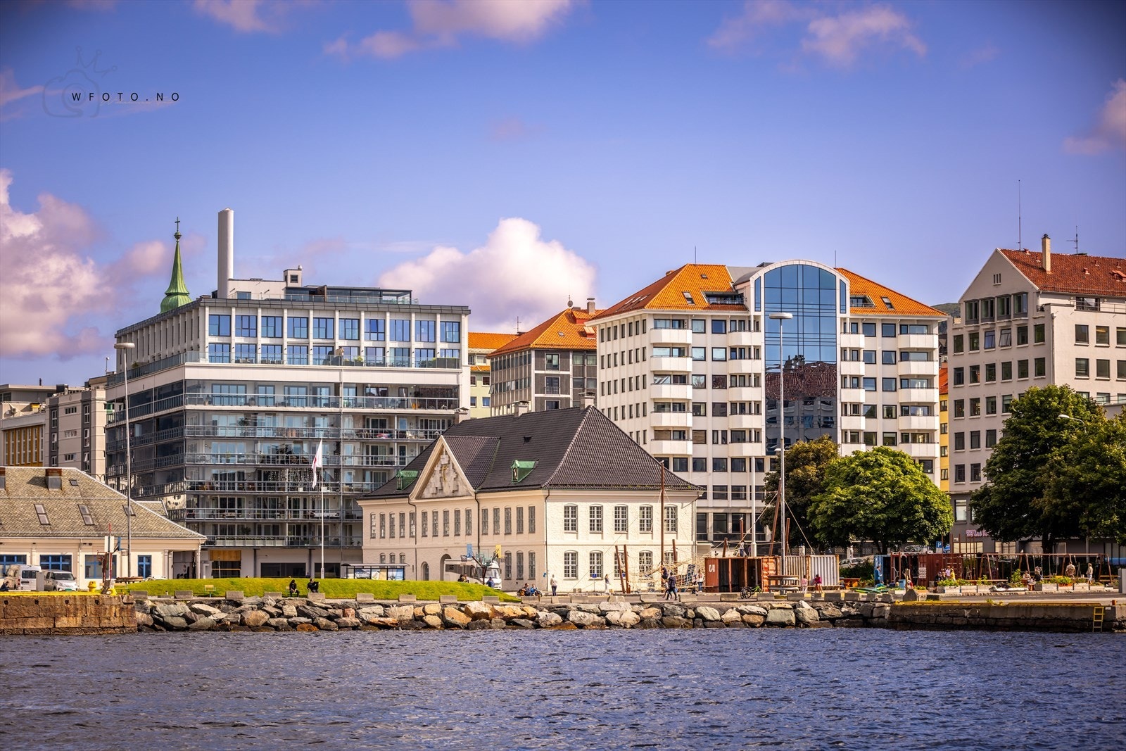 I 2023 åpnet kommunen Aktiv Tollbodkai - området skal oppfordre til sosial lek og det lagt til rette for utendørs kulturoppleveleser - på andre siden av Nordnes er USF Verftet som både har servering og byr på flere kulturopplevelser hele året Galleribilde