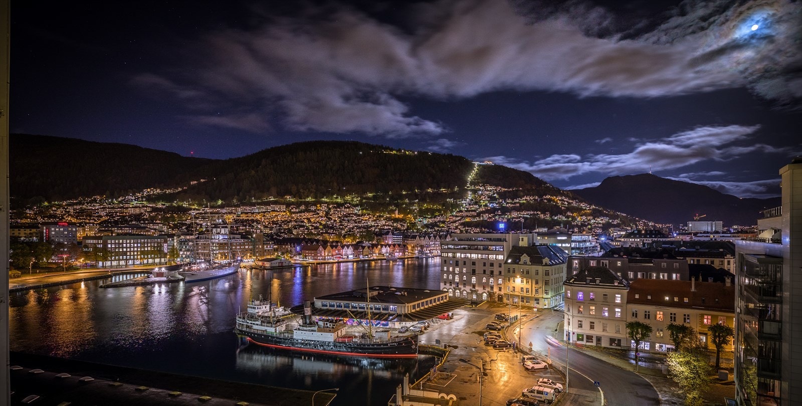 Området er godt bygget ut med parkering og ladepunkt for elbil Galleribilde
