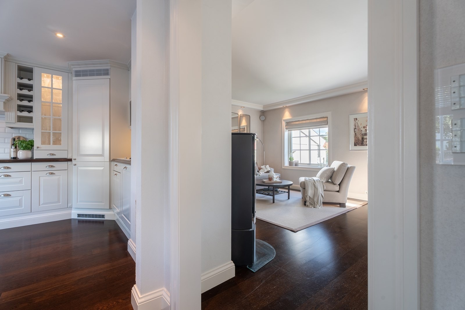 Delvis åpen løsning mellom stue og kjøkken Galleribilde