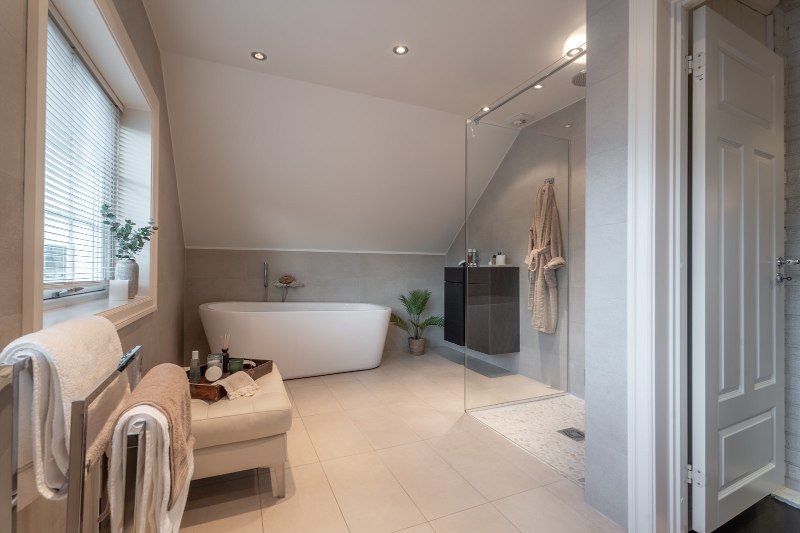 Badet ble utvidet og renovert i 2011 og har varmekabler i gulv, badekar, stor dusjløsning, toalett og servant med innredning Galleribilde