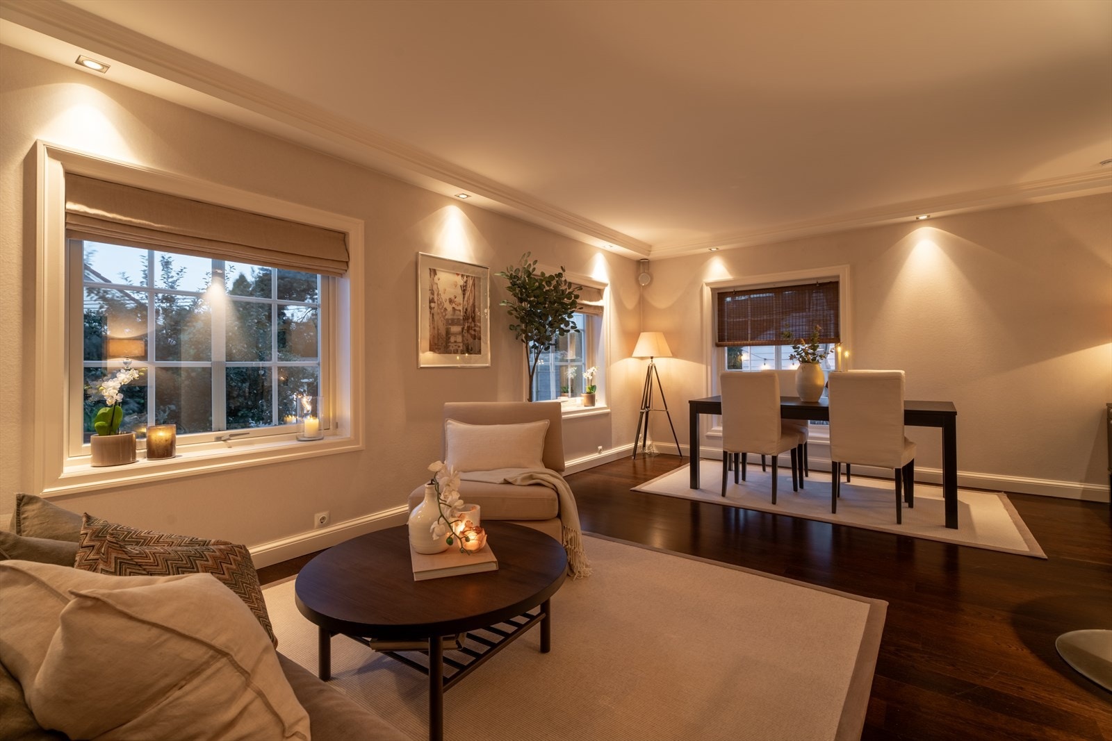 I stue får man lysinnslipp fra flere sider Galleribilde