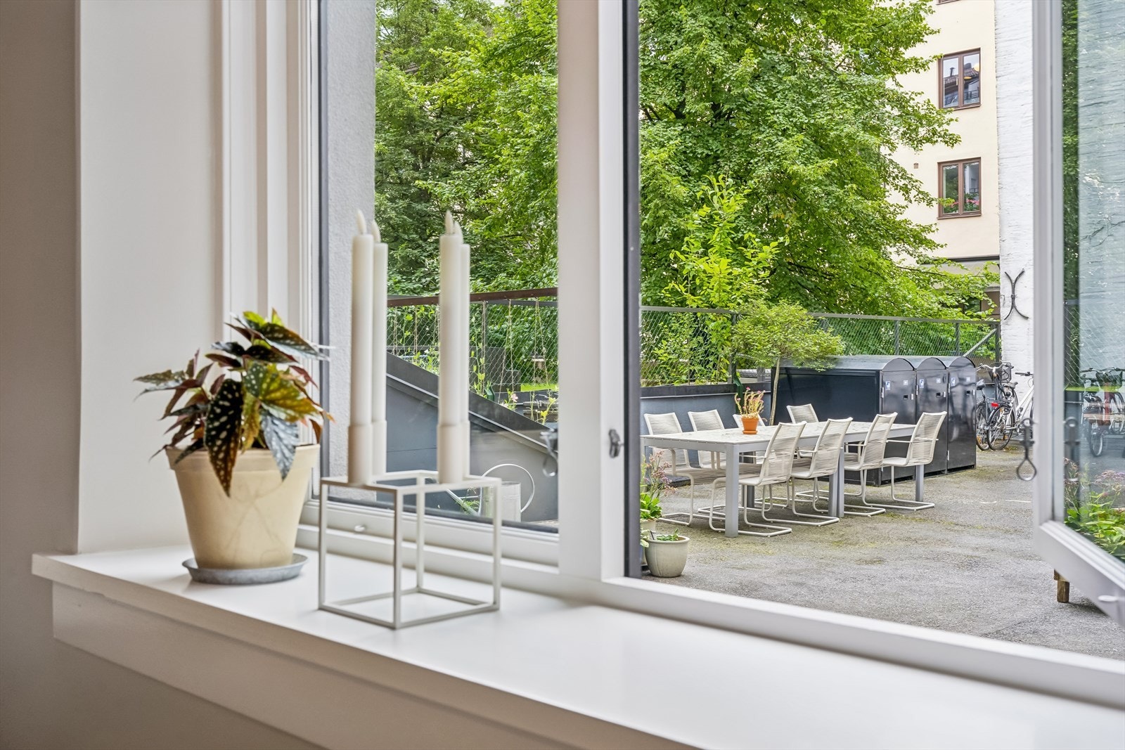 Utsikt mot hyggelig bakgård. Galleribilde