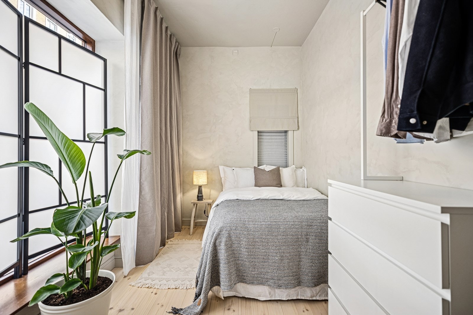 Soverommet er nymalt og fremstår meget lekkert. Det er i dag innredet på soverommet med seng og garderobeskap, det er også plass til en liten kontorpult. Galleribilde