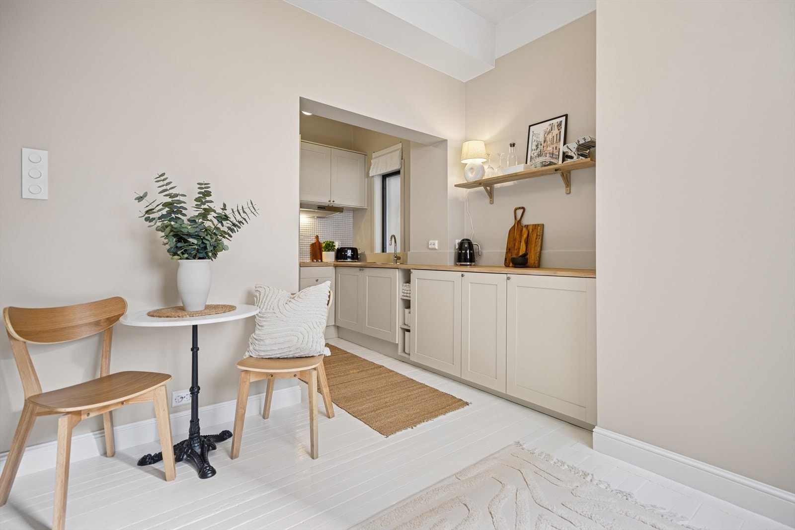 Kjøkkenet er i åpen løsning mot stuen som gir god romfølelse. Galleribilde