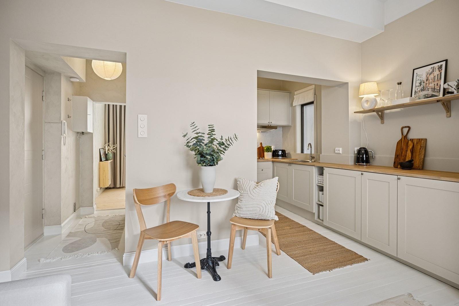 Hele leiligheten er malt det siste året og fremstår meget pen. Galleribilde