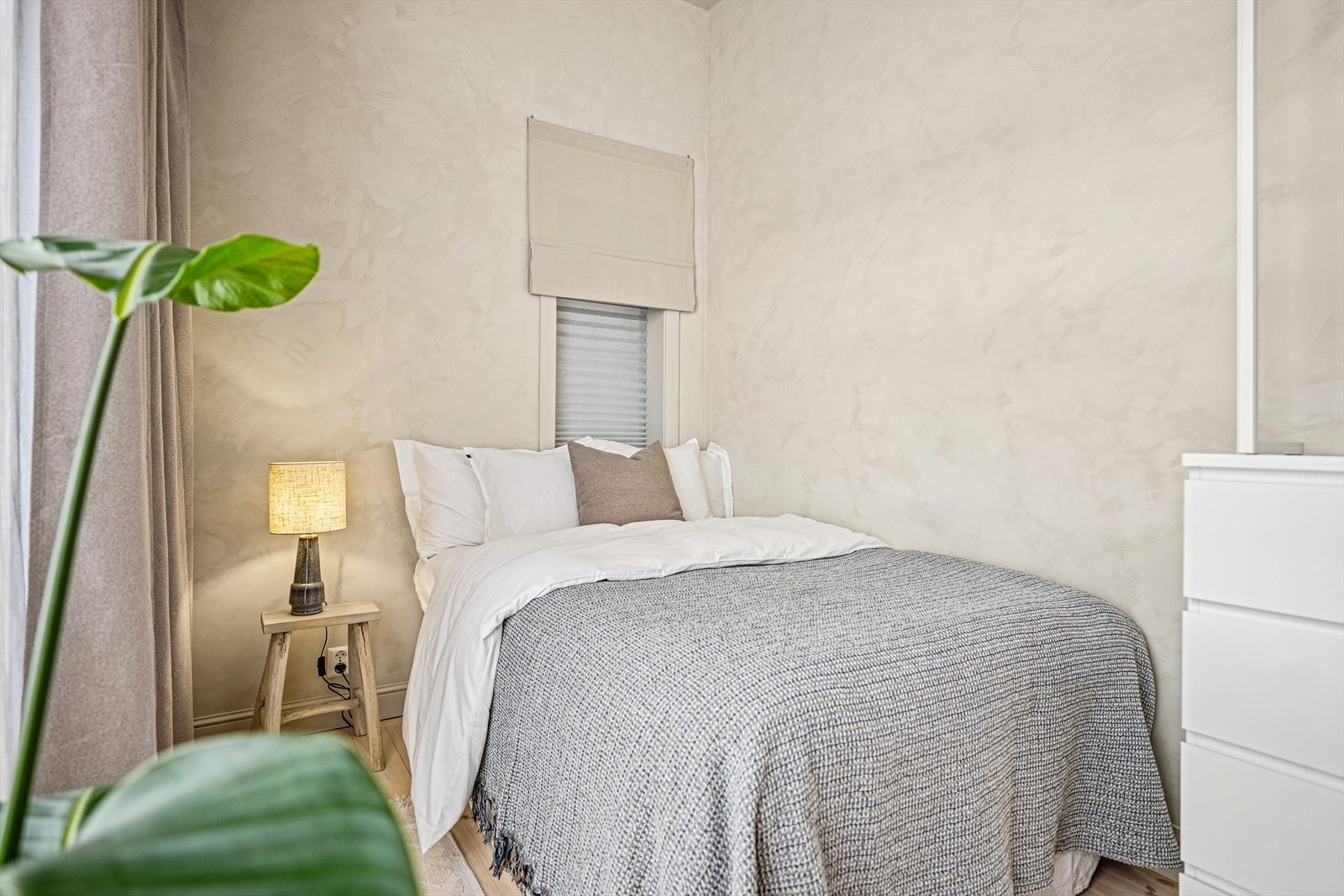 God størrelse på vindusflater bidrar til meget gode lysforhold og rommet oppleves lyst og luftig. Galleribilde