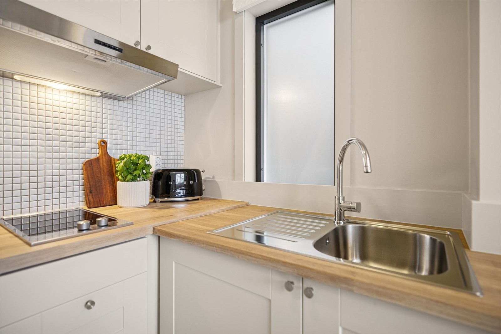 I følge tidligere salgsoppgaver er kjøkkenet fra 2016, vindu på kjøkken er nytt fra 2025. Galleribilde