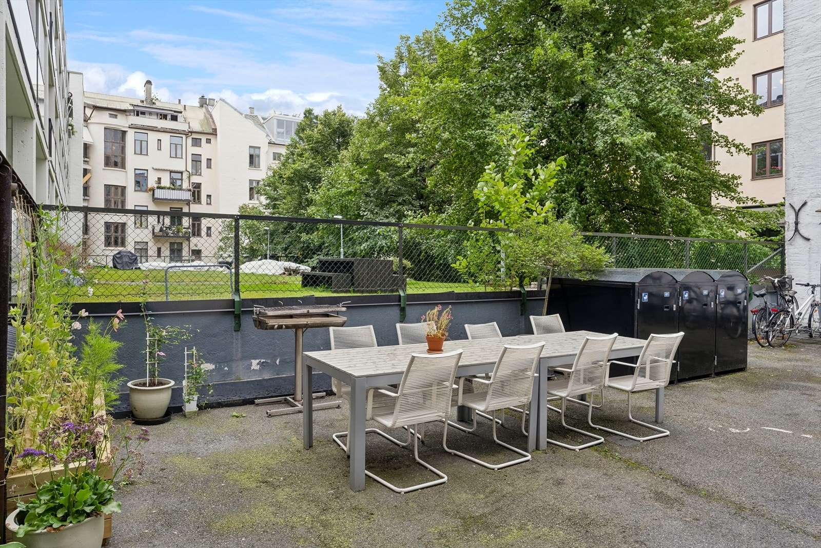 Bakgård. Galleribilde