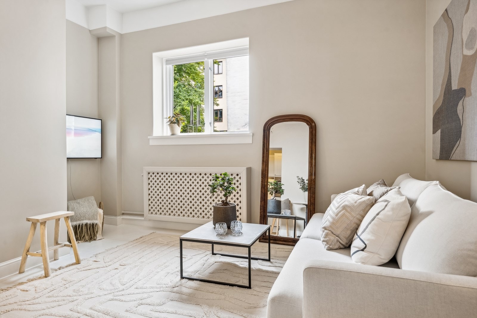 Lys og lekker stue med malt tregulv og delikat malte vegger. Galleribilde