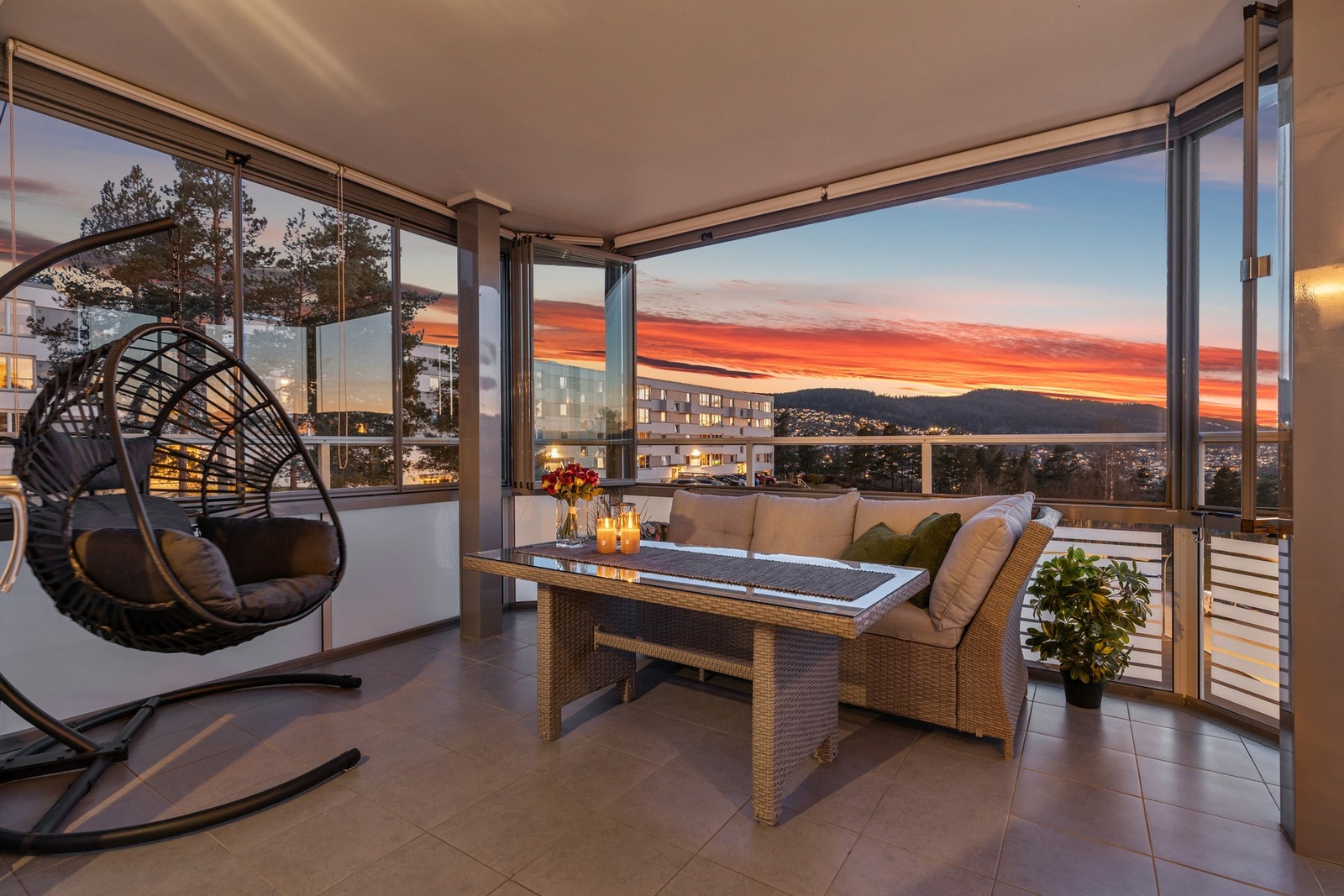 Balkongen er vestvendt og har meget gode sol- og utsiktsforhold Galleribilde