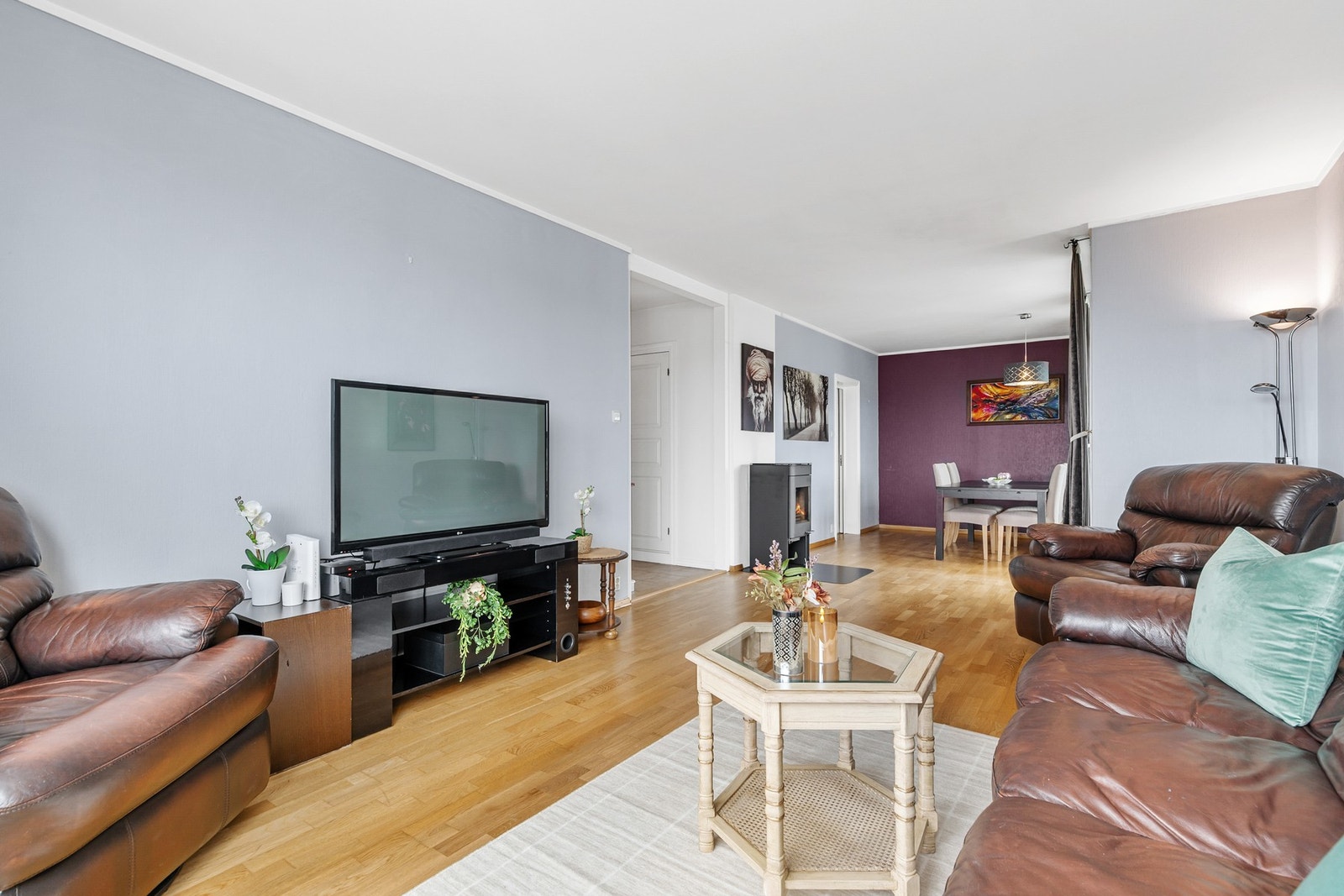 Stuen har fin plass til sofa og spisebord Galleribilde