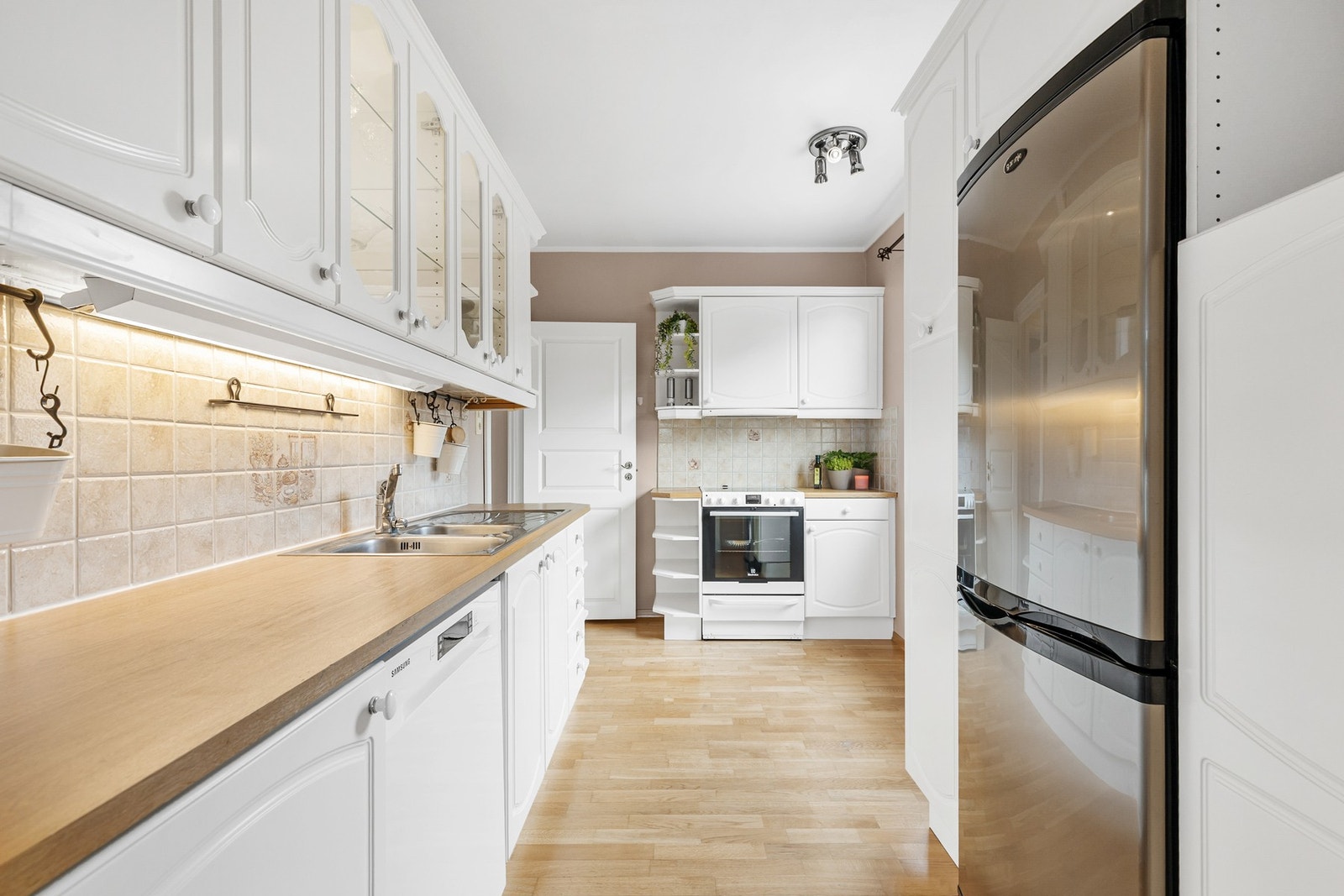 Innredningen har plass til frittstående hvitevare, herunder kjøl-/fryseskap, oppvaskmaskin og komfyr Galleribilde