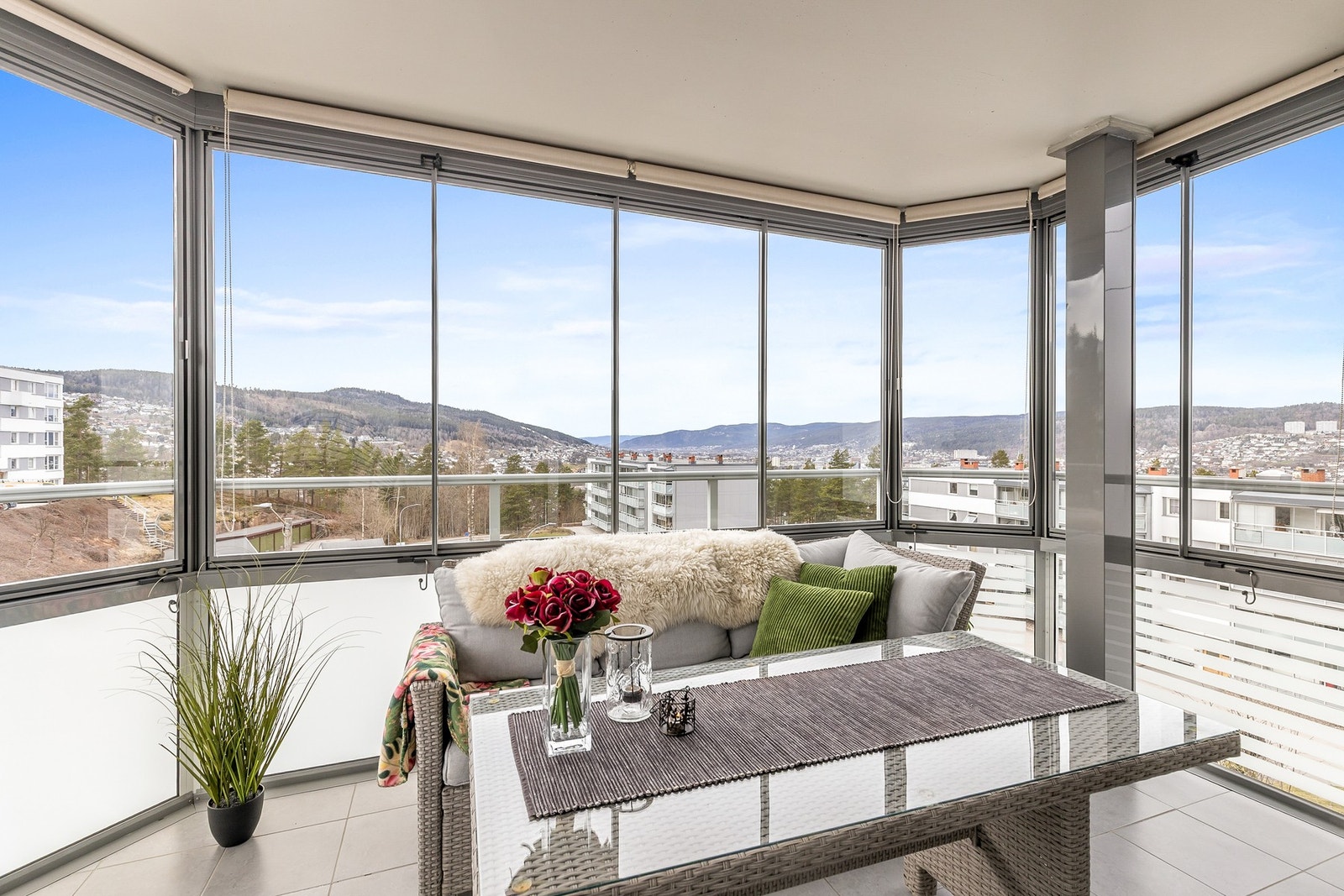 Balkongen er på ca. 11 kvm og det er fin plass til å innrede med ønsket møblement Galleribilde