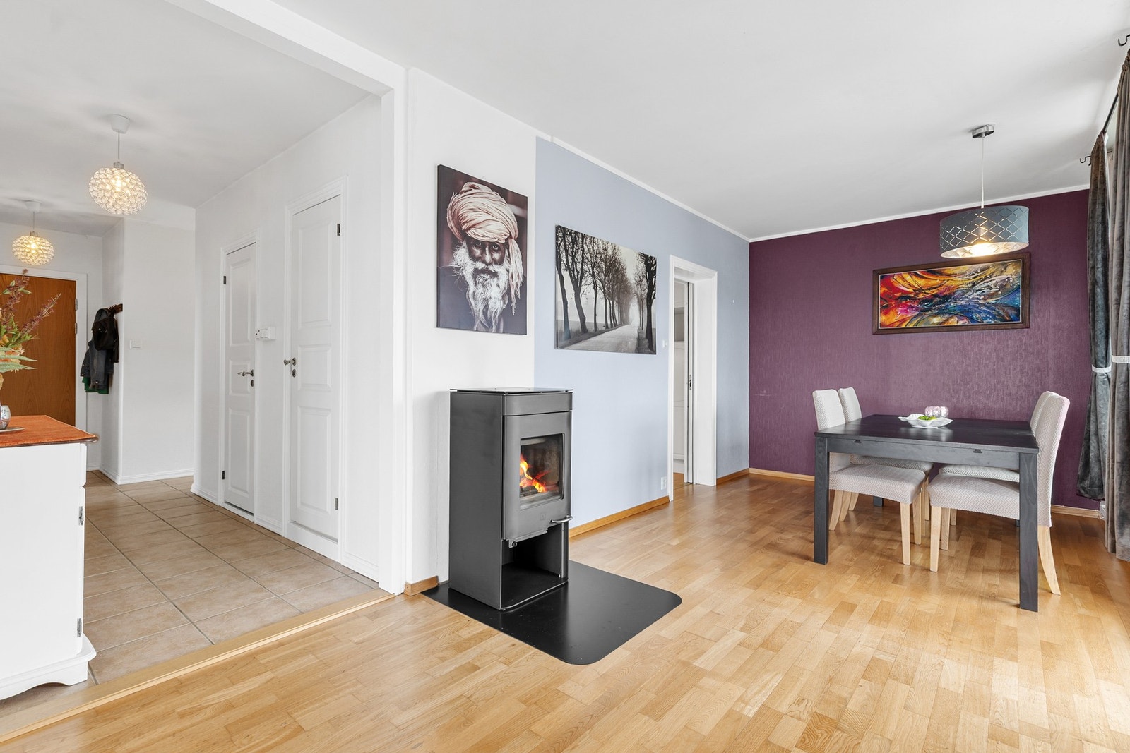 Det er montert en moderne peisovn som er god å ha på kaldere dager Galleribilde