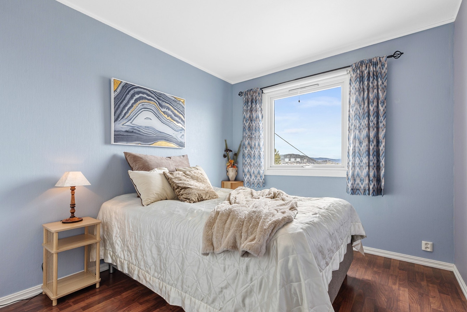 Hovedsoverommet har fin plass til dobbeltseng, nattbord og garderobeskap Galleribilde