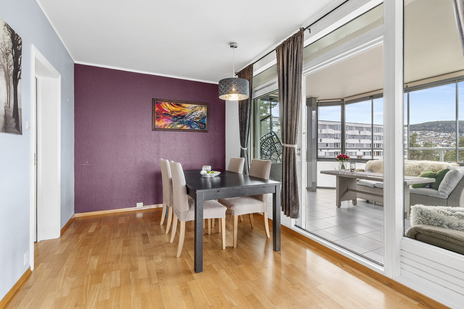 Fra spisestuen er det utgang til innglasset balkong Galleribilde