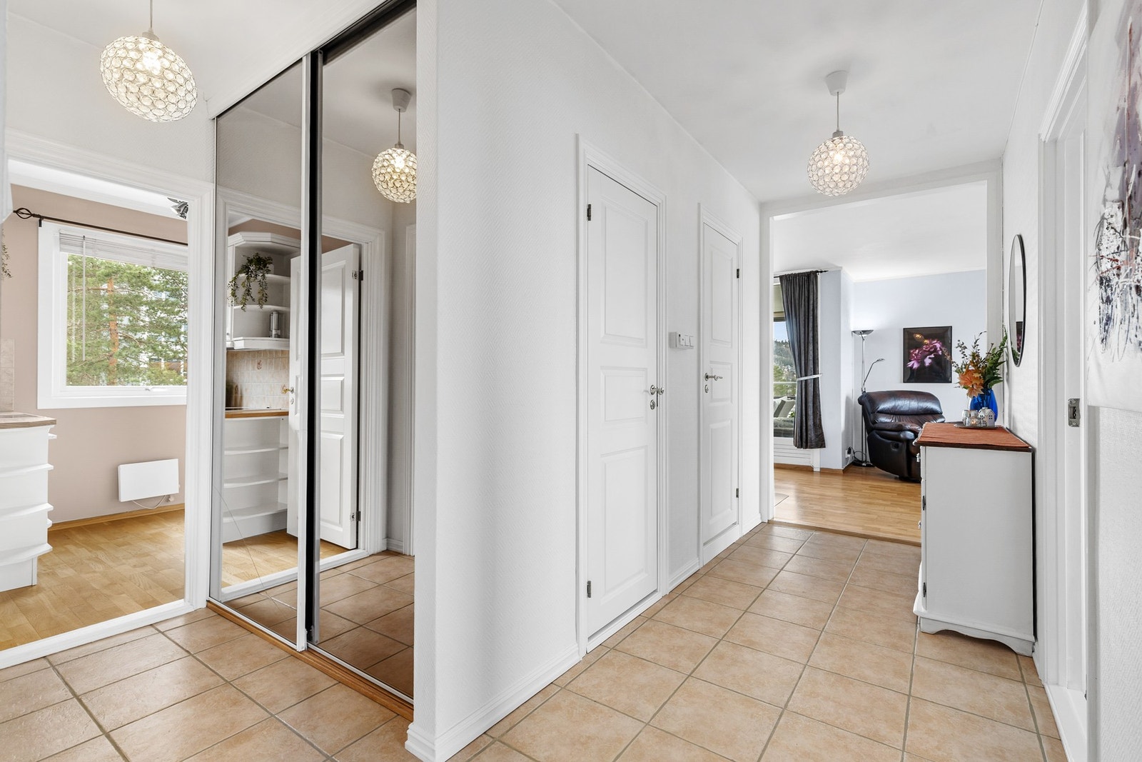 Det er fin oppbevaringsplass i skyvedørsgarderobe med speilfronter Galleribilde