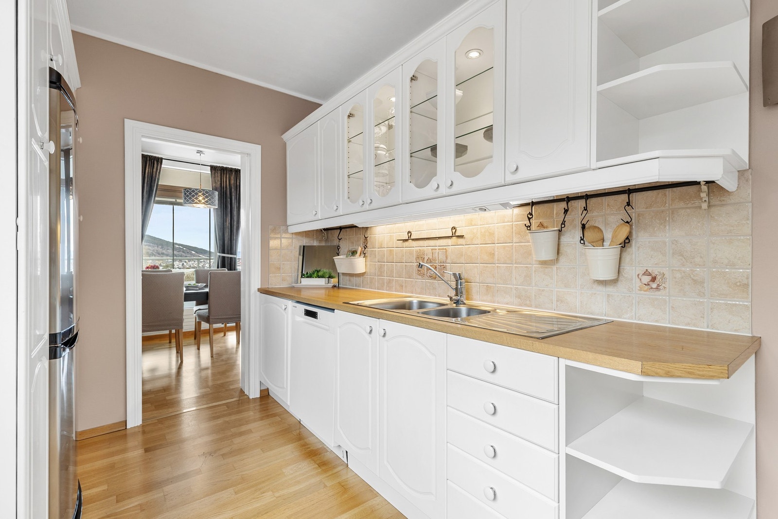 Kjøkkeninnredning med profilerte fronter og laminat benkeplate Galleribilde