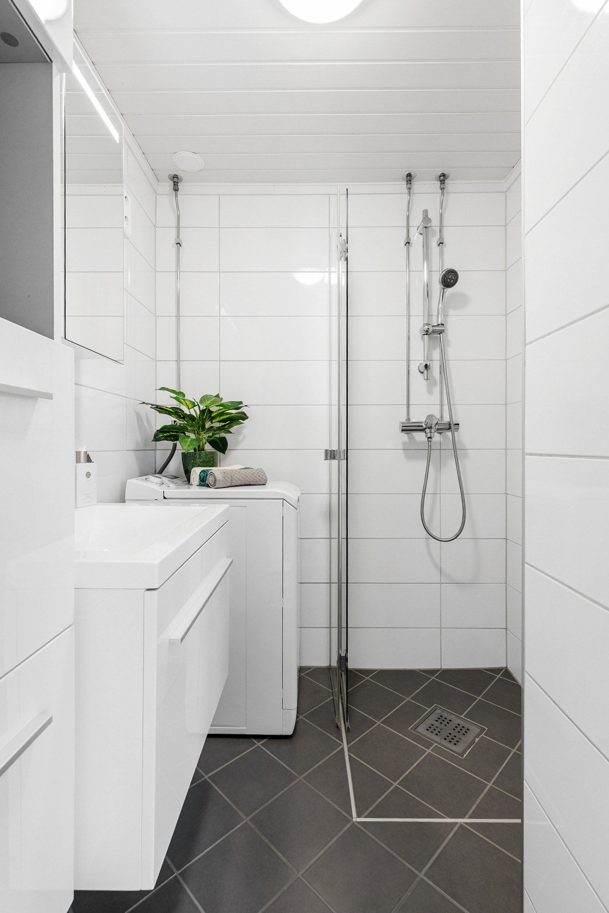 Delikat, helfliset bad fra 2018 med gulvvarme og malt panel i himling Galleribilde