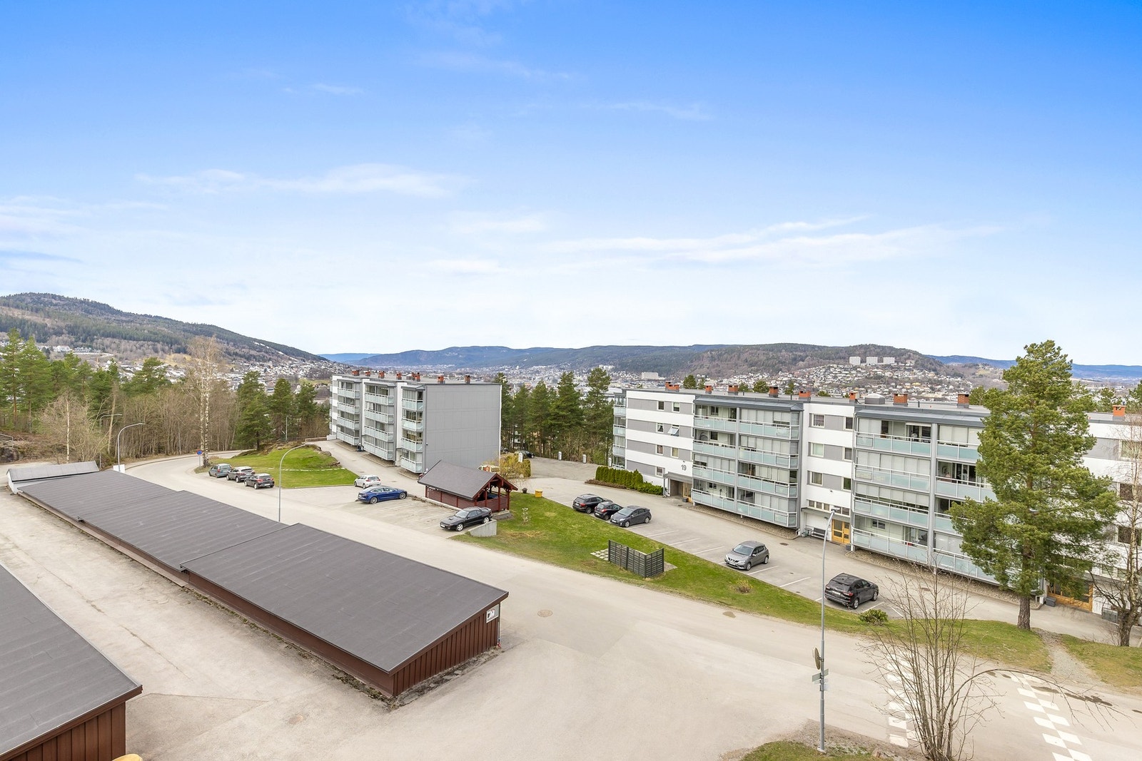 Hver leilighet disponerer én parkeringsplass på unummererte plasser utenfor inngangspartiet. I tillegg er det mulighet for å kjøpe eller leie garasje ved ledig kapasitet Galleribilde