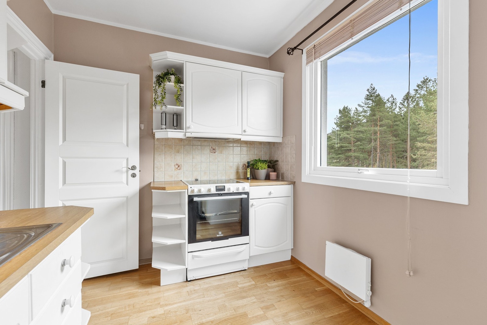 Det er montert kjøkkenventilator med kullfilter og automatisk vannstopper Galleribilde