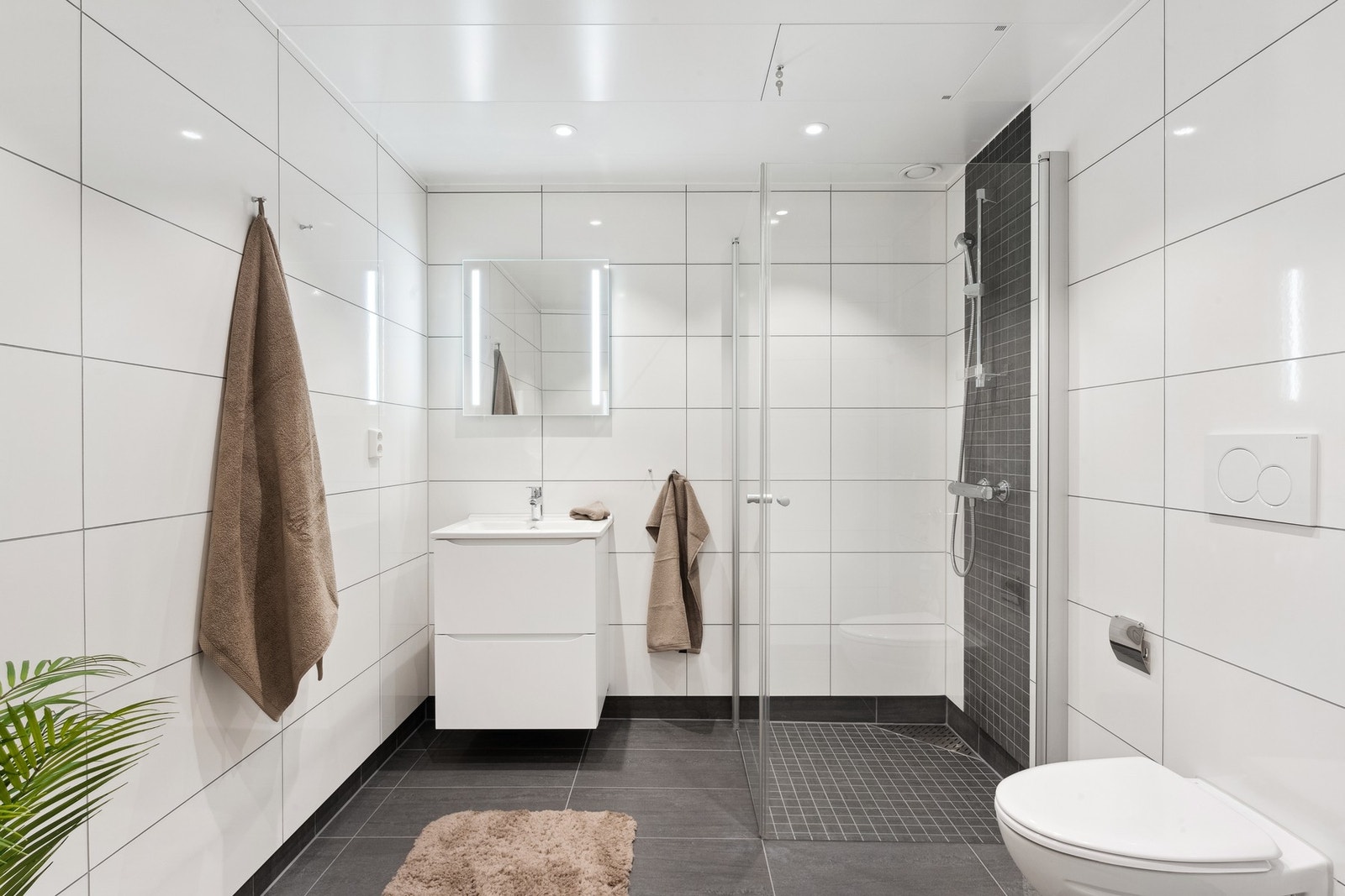 Flott flislagt bad/wc/vaskerom Galleribilde