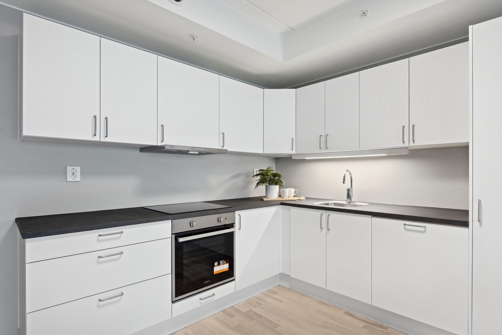 Moderne kjøkken med integrerte hvitevarer Galleribilde