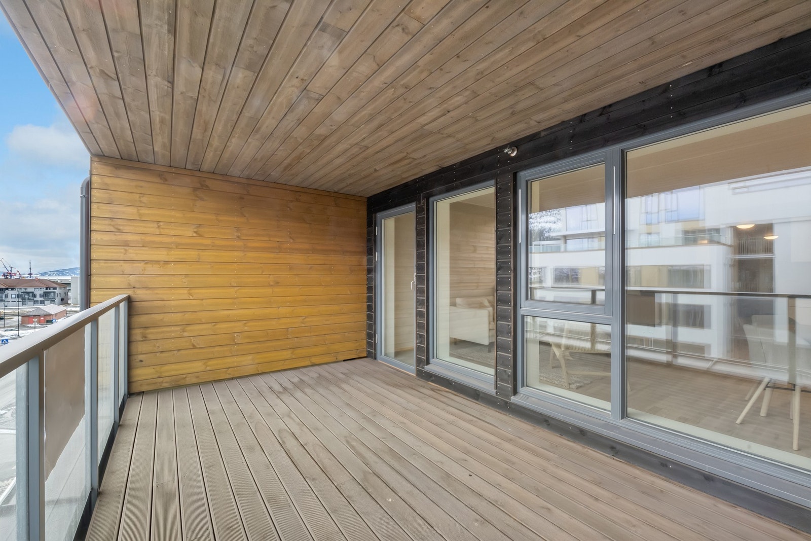 Romslig og sørvendt terrasse Galleribilde