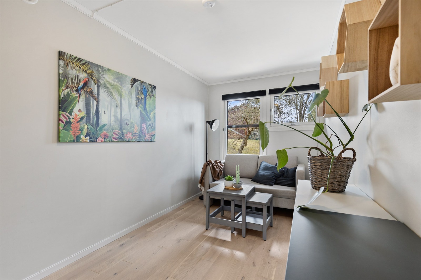 Boligens tredje soverom er også romslig med plass til seng, nattbord og kommode. Galleribilde
