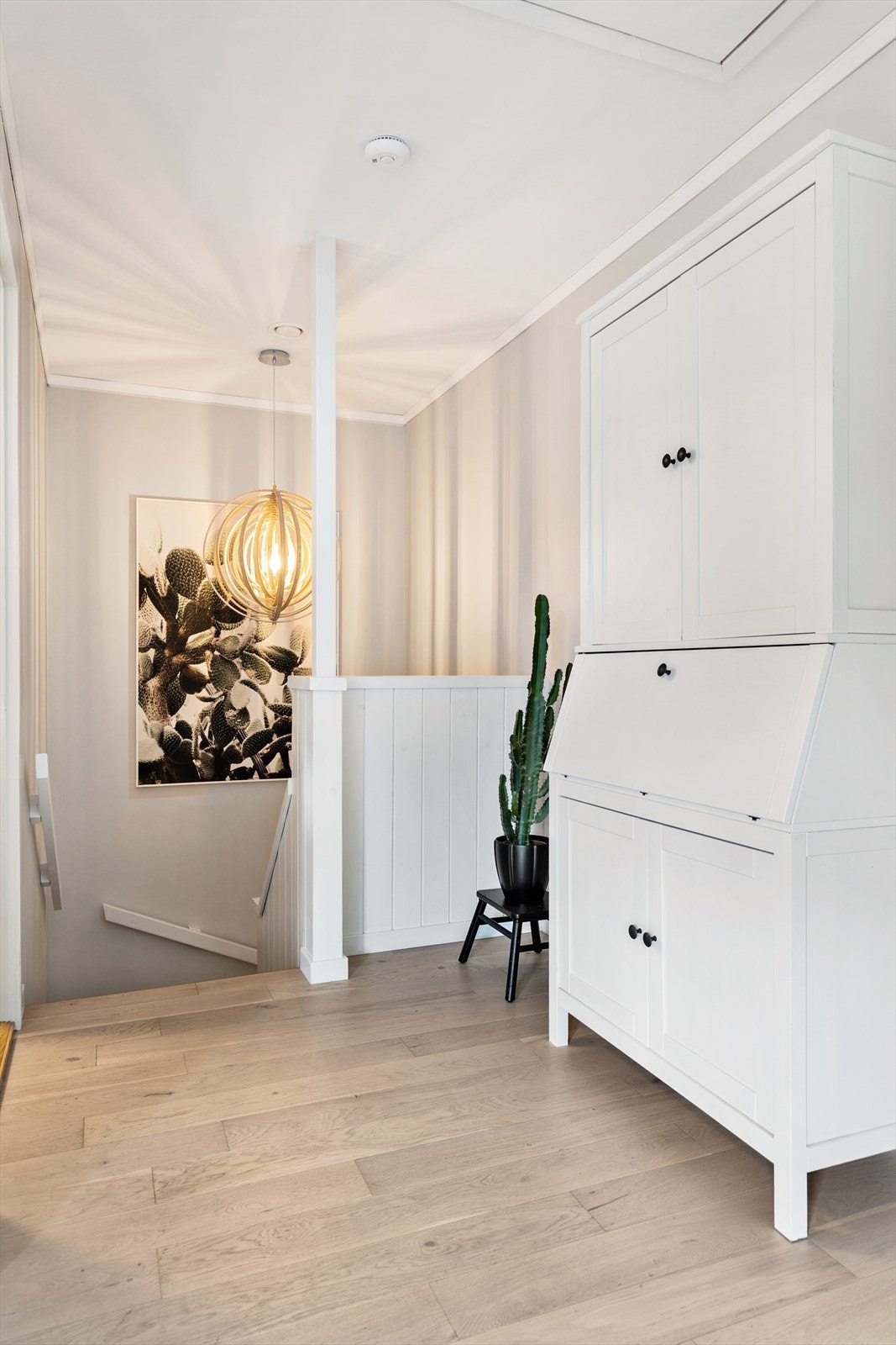 Trappen går ned til boligens underetasje, som er bestående av 3 soverom, gang, kontor, bad og toalettrom. Galleribilde