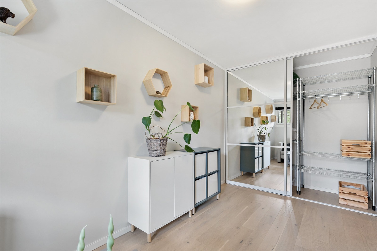 Her er det også rikelig med oppbevaringsplass i en romslig skyvedørsgarderobe. Galleribilde