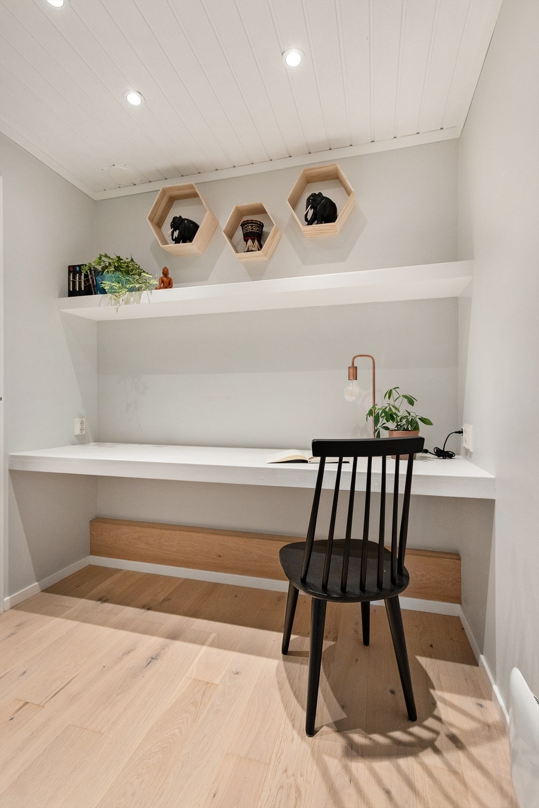 I denne etasjen er det også et praktisk kontor med spesialbygget skrivepult. Rommet er opprinnelig byggemeldt som bod og er ikke godkjent til varig opphold. Galleribilde