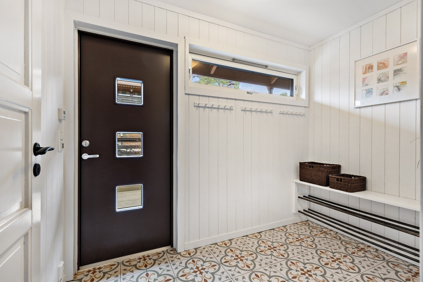 Entréen er av god størrelse med plass til å henge fra seg yttertøy og sko. Galleribilde